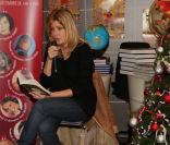 Amanda Sthers a captivé des enfants lors de la lectuere d'un conte de Noël le mercredi 7 décembre à la Librairie Carré d'Encre à Paris 