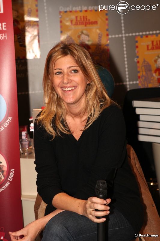 Amanda Sthers a donné souriante le mercredi 7 décembre à la Librairie Carré d'Encre à Paris 
