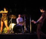 Karen O, chanteuse des Yeah Yeah Yeahs, en concert à Los Angeles en septembre 2003 