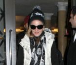 Madonna sort du centre de la Kabbale à New York City, en compagnie de ses enfants, le samedi 10 décembre 2011.