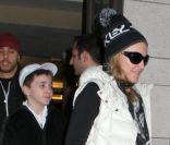 Madonna sort du centre de la Kabbale à New York City, en compagnie de son fils Rocco, le samedi 10 décembre 2011.