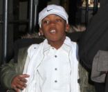 Le petit David, fils de Madonna, sort du centre de la Kabbale à New York City, le samedi 10 décembre 2011.