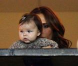 Victoria Beckham et sa petite Harper le 6 novembre 2011 à Carson<br />