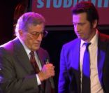 Laurent Gerra prend la place de Lady Gaga le temps d\'un duo avec Tony Bennett sur RTL.