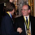 Albert de Monaco joue au Père Noël et prend une chope avec Andrea Casiraghi