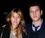 Marc et Sarah Lavoine à l\'avant-première des <em>Tribulations d\'une caissière</em>, à Paris, le 12 décembre 2011.