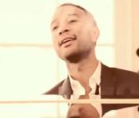 John Legend dans le clip de When Christmas Comes, en duo avec Mariah Carey 