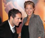 Virginie Efira et Nicolas Bedos en pleine course à l'avant-première de La délicatesse, à Paris le 13 décembre 2011.