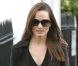 Pippa Middleton twiste son look all black everything avec une petite jupe tartan. Londres, le 14 décembre 2011.