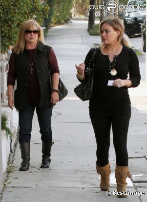 Hilary Duff et sa mère font du shopping à Los Angeles le 14 décembre 2011