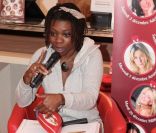 Princess Erika joue les conteuses lors de la lecture d\'une histoire de Noël le 14 décembre 2011 à la librairie Carré d\'Encre à Paris