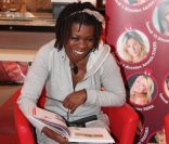 Princess Erika lors de la lecture d\'un conte de Noël le 14 décembre 2011 à la librairie Carré d\'Encre à Paris