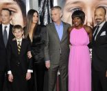 Tom Hanks, Thomas Horn, Sandra Bullock, Stephen Daldry, Viola Davis et Jeffrey Wright à l\'avant-première de Extrêmement fort et incroyablement près, à New York le 15 décembre 2011.