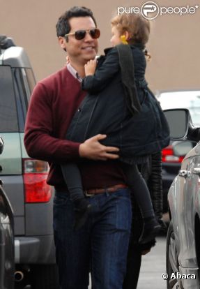 Jessica Alba, Cash Warren et leur petite Honor sont de sortie ! Le 15 décembre 2011 à Los Angeles