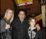 Smaïn, sa compagne Sid et leur fils Rayan à l\'inauguration de Jours de fêtes au Grand Palais, à Paris, le 15 décembre 2011.