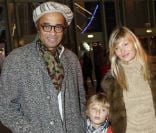 Yannick Noah, Isabelle Camus et leur petit Joalukas à l'inauguration de Jours de fêtes au Grand Palais, à Paris, le 15 décembre 2011.