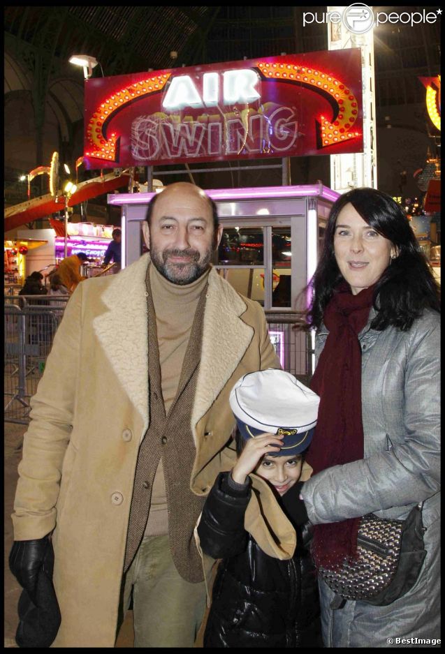 Kad Merad, Emmanuelle Cosso et leur fils Kalil à l'inauguration de Jours de fêtes au Grand Palais, à Paris, le 15 décembre 2011.