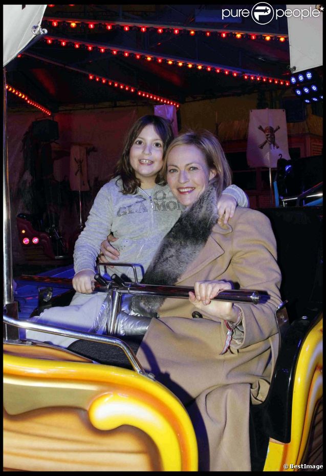 Alexandra Vandernoot et sa fille à l'inauguration de Jours de fêtes au Grand Palais, à Paris, le 15 décembre 2011.