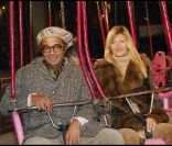 Yannick Noah et Isabelle profitent de la balançoire géante à l'inauguration de Jours de fêtes au Grand Palais, à Paris, le 15 décembre 2011.