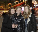 Natalie Bader, directrice générale de Prada France, et ses filles à l'inauguration de Jours de fêtes au Grand Palais, à Paris, le 15 décembre 2011.