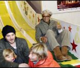 Yannick Noah fait la course avec le fils et le compagnon de Virginie de Clausade à l'inauguration de Jours de fêtes au Grand Palais, à Paris, le 15 décembre 2011.