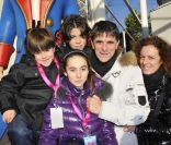 L'animateur Tex, son épouse Béatrice, et leurs trois enfants, lors du coup d'envoi des 25 ans du Futuroscope, à Poitiers, le 17 décembre 2011.