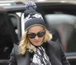 Madonna se rend au centre de la Kabbale à New York, le 17 décembre 2011.