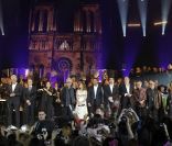Salut de la troupe de Notre-Dame de Paris, de l'orchestre symphonique d'Ukraine et des choeurs de Kiev sur la scène de Bercy, le dimanche 18 décembre 2011.