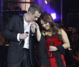 Garou et Hélène Ségara sur la scène de Bercy, le dimanche 18 décembre 2011.