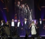 La troupe sur la scène de Bercy, le dimanche 18 décembre 2011.