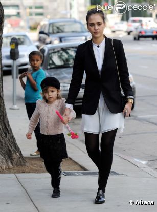 Jessica Alba en famille à Los Angeles le 18 décembre 2011