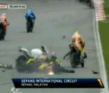   23 Septembre 2011, Sepang en Malaisie  
 Lors du second tour du grand prix de Moto GP, le pilote italien de 24 ans Marco Simoncelli chute lourdement et se fait percuter par l'Américain Colin Edwards. Le choc est d'une telle violence que son casque se détache sous la puissance de l'impact. Le pilote champion du monde 250 cc en 2008 décède des suites de ses blessures. Le jeune pilote connu pour sa crinière blonde frisée, sa bonne humeur, sa fougue et sa personnalité espiègle est enterrée quelques jours plus tard en présence de milliers de fans. Le monde de la moto est en deuil et de nombreux pilotes sont présents lors du dernier hommage rendu à Marco Simoncelli, dont son ami Valentino Rossi, impliqué lui aussi dans l'accident tragique... 