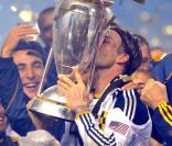   20 novembre 2011, Home Depot Center de Carson, Etats-Unis  
 Depuis 2007 et son arrivée aux États-Unis, David Beckham coure après un titre qui le fuit. Et ce 20 novembre, le Spice Boy espère bien écrire une nouvelle ligne à son palmarès au terme de la finale de la MLS, le championnat américain qui oppose son club des Los Angeles Galaxy au Dynamo de Houston. Cette rencontre revêt une saveur toute particulière, car il pourrait bien s'agir du dernier match de l'ancienne star de Manchester United et du Real Madrid avec le Galaxy, son contrat prenant fin le 31 décembre et que des rumeurs persistantes l'envoient du côté du Paris Saint-Germain. Alors lorsque le coup de sifflet final retentit, le Britannique de 36 ans laisse éclater sa joie, puisque son équipe s'impose sur le plus petit des scores (1-0) dans son antre du Home Depot Center devant un public en transe, qui supplie David Beckham de prolonger l'aventure avec Los Angeles. Ses trois enfants, Brooklyn, Romeo et Cruz descendent alors sur la pelouse pour retrouver leur papa, les larmes aux yeux. La petite tribu entame alors un tour d'honneur sous les applaudissements des supporters et les yeux de la petite dernière Harper, restée dans les bras de sa maman Victoria. Alors au moment de soulever le trophée ,David Beckham est aux anges, heureux comme un gamin qui vient de remporter son tout premier trophée... 