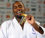   27 août 2011, Paris  
 A 22 ans à peine, le colosse guadeloupéen est entré dans la légende du judo par la grande porte. Ce samedi 27 août, Teddy Riner prend place sur le tatamis avec la ferme intention de décrocher un cinquième titre de champion du monde chez les lourds, performance jamais réalisée jusqu'alors. Et en quelques secondes, le judoka sort un mouvement dont il a le secret et se débarrasse de son adversaire, le pauvre Allemand Andreas Toelzer, d'un ippon magistral. Force de la nature, le judoka de 2,03m et 128 kilos est indéniablement taillé pour gagner. Large sourire aux lèvres,  Teddy Riner sait qu'il vient de rejoindre les plus grands, dépassant son illustre aîné David Douillet, sacré meilleur judoka de l'histoire, au nombre de titres décrochés en championnat du monde. Le géant rejoint son clan et se jette dans les bras de ses proches, non sans avoir soulevé un officiel auparavant, ivre de joie. Désormais, il ne manque qu'un titre au palmarès du champion, le titre olympique que Teddy Riner compte bien décrocher lors des prochains Jeux Olympiques de Londres l'été prochain. 