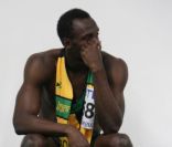   28 août 2011, Daegu, Corée du Sud  
 Ce dimanche 28 août, tous les regards convergent vers la ville de Daegu, en Corée du Sud, où se déroulent les Championnats du Monde d'athlétisme. Ce doit être, une fois de plus, le sacre du plus grand sprinter de tous les temps, l'homme le plus rapide de la planète, Usain Bolt, lui qui détient les records du monde sur 100m, 4x100m et 200m et surclasse ses adversaires à chacune de ses sorties. Mais alors qu'un second titre de champion du monde lui tend les bras, alors que tout un stade attend le sacre de Lightning Bolt (Bolt l'éclair), l'impensable se produit... Trop pressé d'en finir, le Jamaïcain se rend coupable d'un faux départ, synonyme de disqualification. Le point d'orgue de ces Mondiaux aura donc lieu sans son roi. Un roi destitué de la plus inattendue des manières, et qui comprend rapidement son erreur. Si ses adversaires, parmi lesquels le Français Christophe Lemaître et le très jeune (19 ans) Jimmy Vicaut, restent incrédules, Usain Bolt enlève son maillot de dépit, de colère frappe le mur d'enceinte, avant de disparaître après avoir lancé aux photographes venus immortaliser l'instant : 