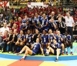   18 décembre 2011, Sao Paulo, Brésil  
 La marche était trop grande... L'équipe de France de handball féminine avait l'occasion de rejoindre son homologue masculin en montant sur la plus haute marche du podium des championnats du Monde disputés au Brésil. Mais face aux Bleues, se dressait l'ogre norvégien, champion olympique et quadruple champion d'Europe en titre. Tout au long de la semaine, les tricolores ont réalisé exploits sur exploits pour se hisser en finale. Mais tous ces efforts ont pesé dans cette rencontre où les Norvégiennes auront donné une véritable leçon à des Françaises émoussées (32-24). Au coup de sifflet final, les larmes ont bien évidemment abondamment coulées, pour rapidement laisser place à la joie d'une seconde place acquise de haute lutte. L'émotion était bien évidemment au rendez-vous au sein de ce groupe où le coeur et la solidarité auront forgé ce parcours exceptionnel où Suède, Russie et Danemark auront dû rendre les armes fasse à la fougue et l'envie des Tricolores... 