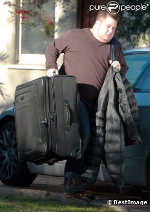 Chaz Bono quitte sa maison laissant sa petite amie Jennifer Elia seule, à Los Angeles le 21 décembre 2011