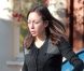 Quand Chaz Bono quitte sa maison, Jennifer Elia n'a pas l'air dans son assiette, à Los Angeles le 21 décembre 2011