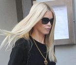 Claudia Schiffer dans un look  All Black Everything  à Londres, le 18 décembre 2011.