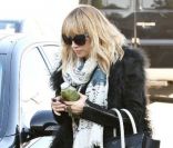 Nicole Richie ne risque pas d'attraper froid grâce à sa fourrure de Mongolie signée Helmut Lang. Los Angeles, le 20 décembre 2011. 