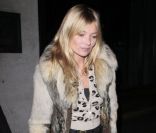 Kate Moss, en fourrure et léopard à Londres, photographiée à la sortie d'un restaurant où elle est sortie diner avec son mari Jamie Hince. Le 18 décembre 2011. 