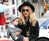 La styliste/créatrice Rachel Zoe, grande fan des jeans bootcut, s'est accordée une après-midi détente avec son fils Skyler dans le quartier de West Hollywood. Le 19 décembre 2011. 