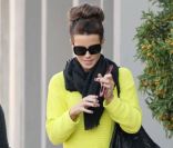 L'actrice Kate Beckinsale, de sortie à West Hollywood, apporte une touche de couleur avec son pull jaune fluo, twistant son total look noir. Le 22 décembre 2011. 