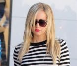 Ashley Tisdale et la tendance des jupes en cuir, avec une pièce Alice + Olivia pour une après midi sous le soleil de Los Angeles le 16 décembre 2011.