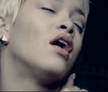Rihanna dans le clip de You Da One, extrait de Talk That Talk