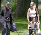 Robert de Niro et sa femme Grace Hightower avec leur fils Elliot dans Central Park en mai 2004 