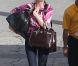 Stéphanie Seymour arrive à St-Barth avec sa belle famille nombreuse. Décembre 2011 