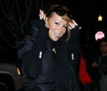 La chanteuse Mariah Carey salue les paparazzi présents à Aspen. Le 23 décembre 2011.