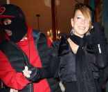 Mariah Carey, souriante, accepte de prendre la pose pour les photographes présents. Aspen, le 23 décembre 2011.