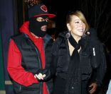 Nick Cannon se transforme en garde du corps pour sa femme Mariah Carey après leur séance shopping à Aspen. Le 23 décembre 2011.
